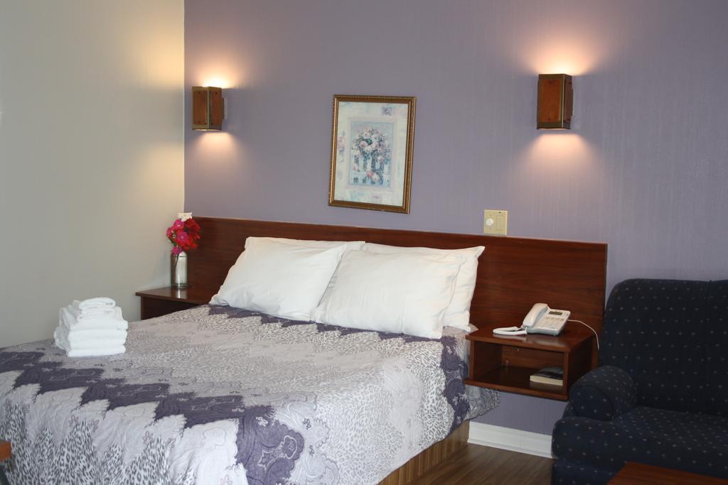 Au Doc Motel Repentigny Quarto foto