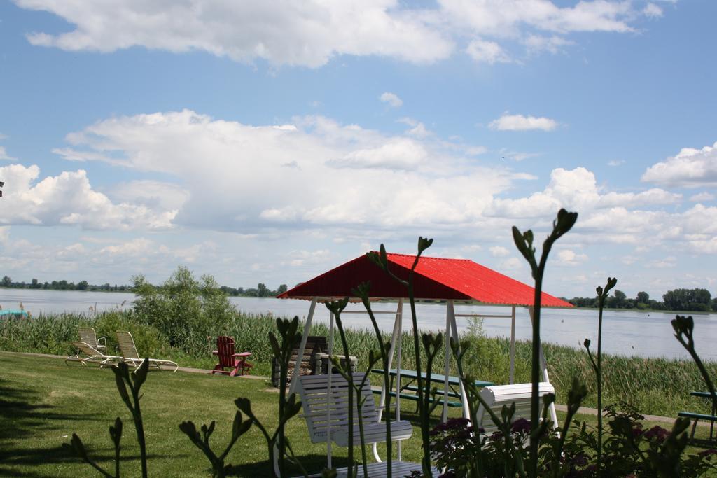 Au Doc Motel Repentigny Exterior foto