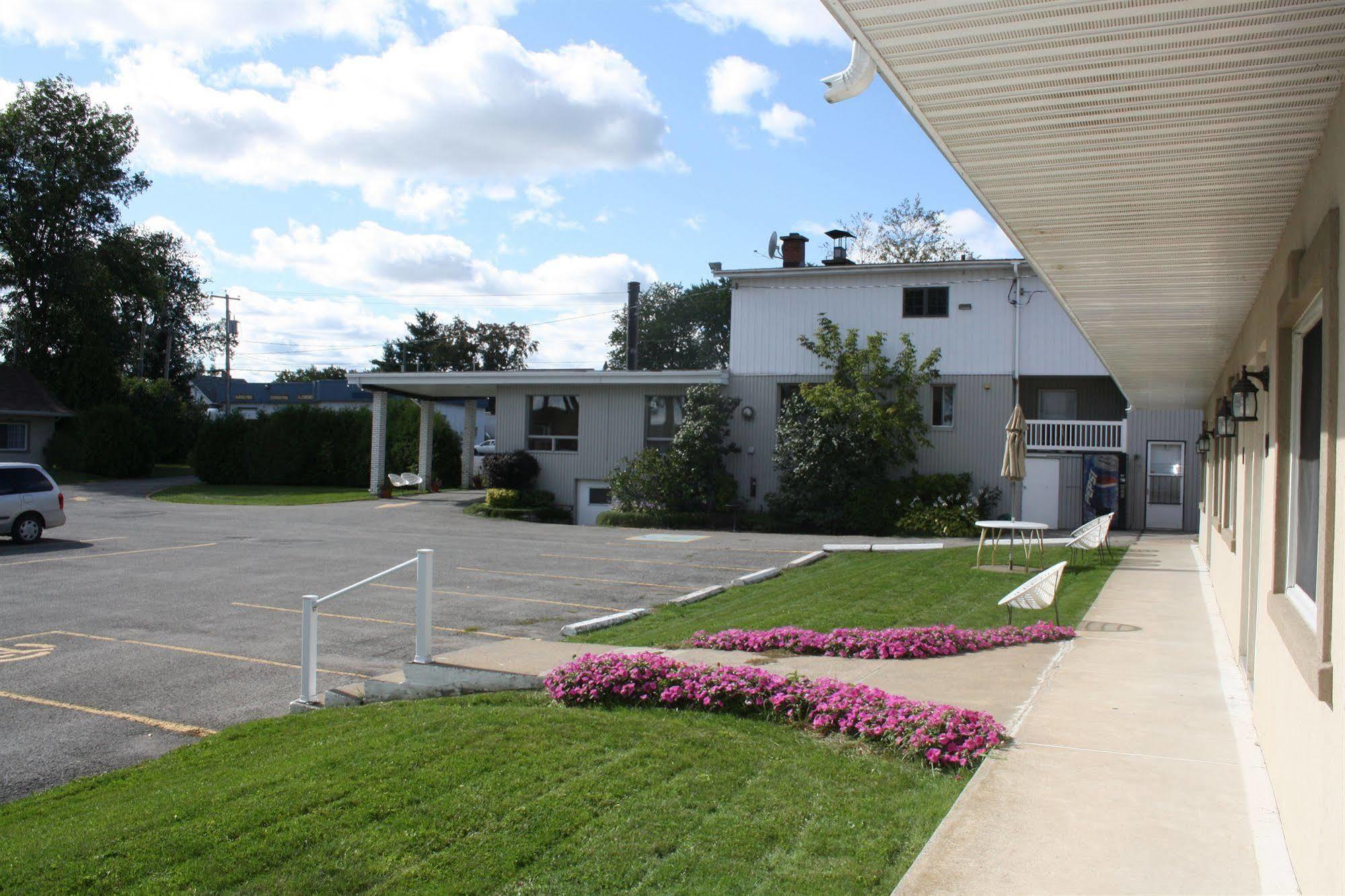 Au Doc Motel Repentigny Exterior foto